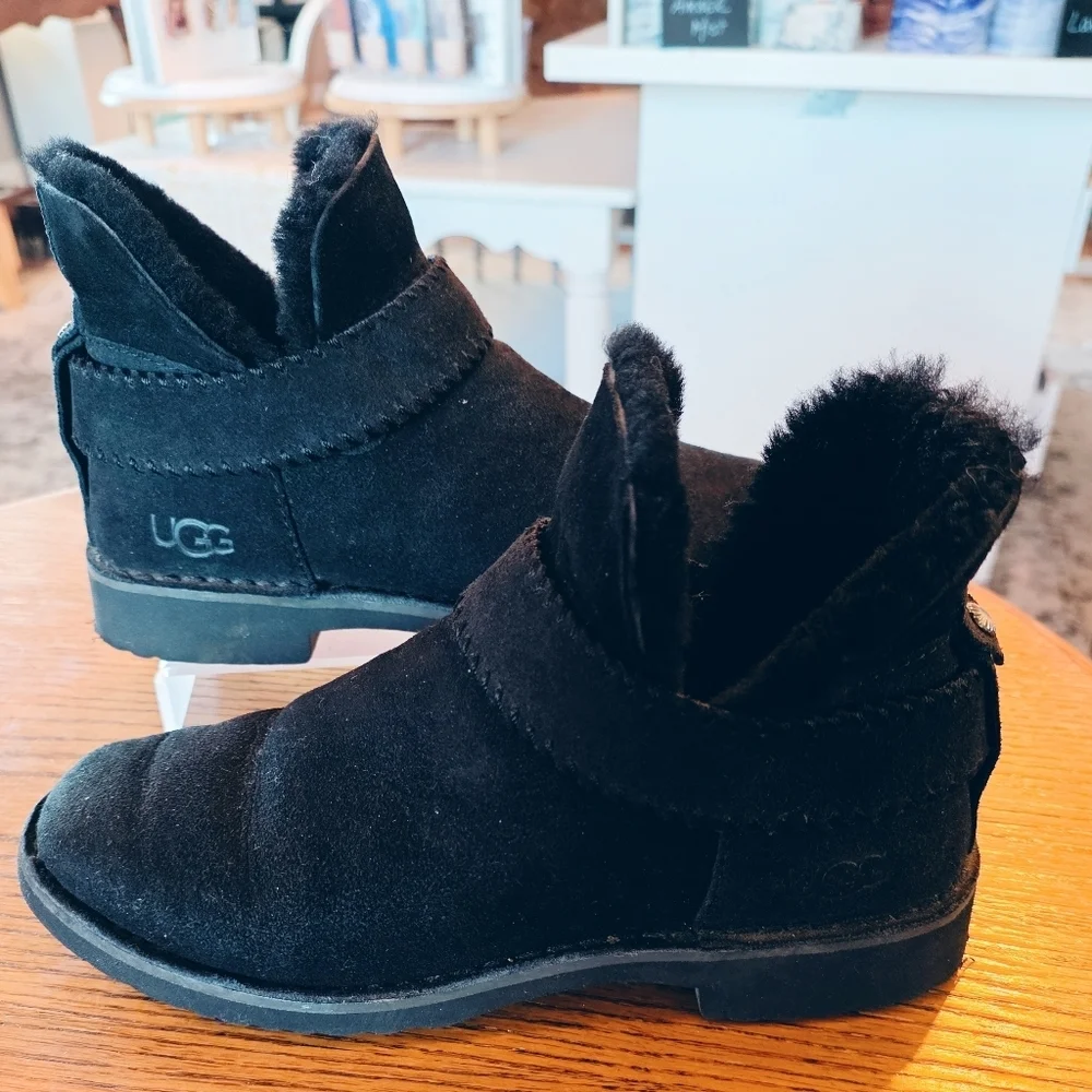 UGG McKay Black Sheepskin Ankle Boots Fur Lined Suede Womens 7
